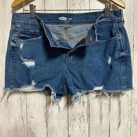 Old Navy Boyfriend Mid-Rise Distressed Jean Shorts Size 8 - Picture 3 of 5